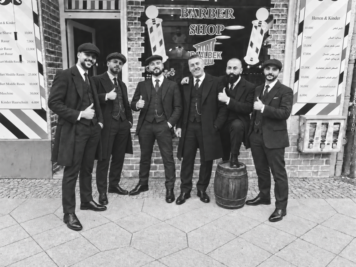 Das Baalbek-Team im Stil der 1920er-Jahre vor dem Barbershop